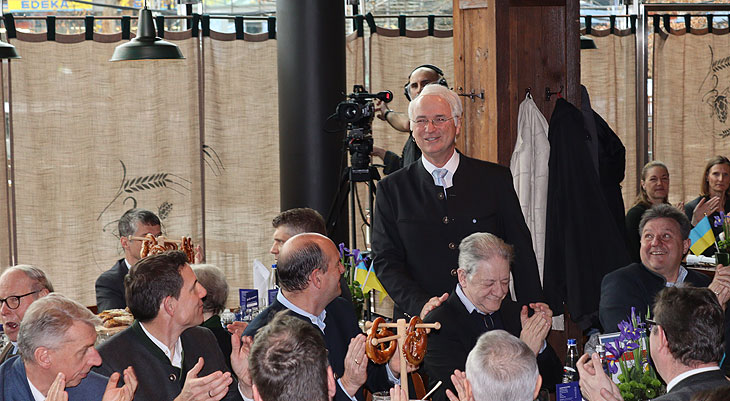 Aviator Anstich 2023 und Derblecken am Flughafen mit Wolfgang Krebs als Edmund Stoiber (©Foto: Martin Schmitz)